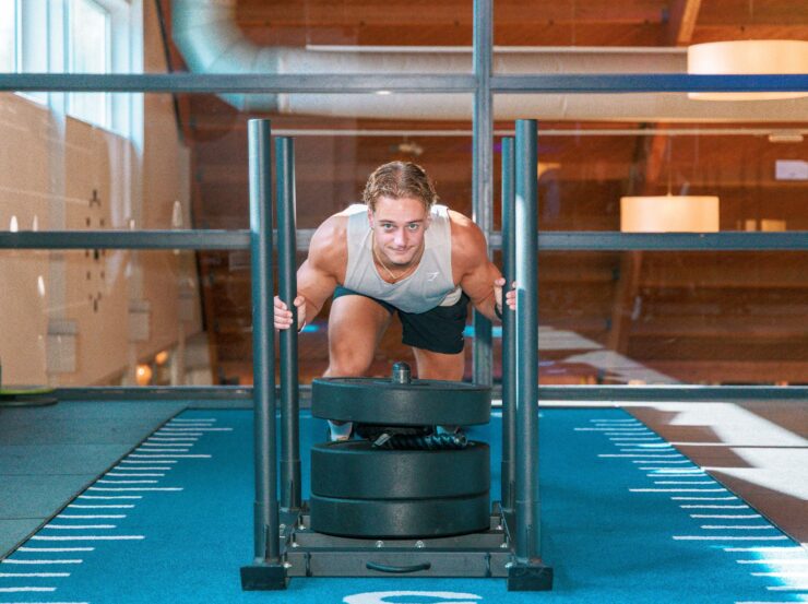 Sportschool voor Studenten in Enschede Studeren kost veel energie. Lange dagen, tentamens, stages en bijbanen maken het soms lastig om fit en energiek te blijven. Bij Trifora combineren studenten sporten, ontspanning en sociale sfeer onder één dak. Of je nu wilt fitnessen, groepslessen wilt volgen, HYROX wilt trainen of gewoon lekker wilt bewegen naast je studie: bij Trifora sport je op jouw manier. Onze moderne Sports & Health Club in Enschede biedt meer dan alleen fitness. Je traint op een ruime fitnessvloer, kiest uit meer dan 70 groepslessen per week en kunt ontspannen in de wellness. Dankzij de fijne sfeer, ruime openingstijden en begeleiding sporten veel studenten bij Trifora consistenter én met meer plezier dan in een standaard budgetgym. Ben jij op zoek naar een sportschool voor studenten in Enschede waar motivatie, resultaat en sfeer samenkomen? Ontdek dan waarom zoveel studenten kiezen voor Trifora en plan jouw gratis proefweek.