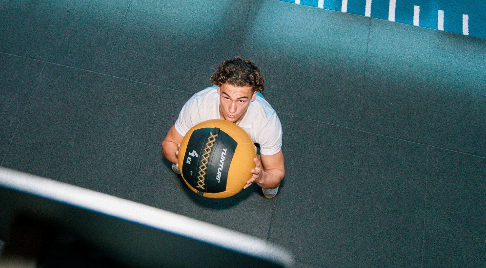 waarom sporten bij Trifora Je herkent het misschien. Je begint vol motivatie, maar na een paar weken verval je weer in oude patronen. Niet omdat je het niet wilt, maar omdat je geen structuur hebt. Je doet maar wat en het resultaat blijft uit. Bij Trifora pakken we dat anders aan. Hier sport je niet alleen. Je traint met een plan, met begeleiding en met een doel dat bij jou past. Zodat je niet alleen begint, maar ook volhoudt en daadwerkelijk resultaat ziet. Wij begeleiden jou persoonlijk Wil je gespierder worden, afvallen of werken aan je conditie? Bij Trifora sta je er nooit alleen voor. Je start met een telefonische intake, gevolgd door een persoonlijke kennismaking en een trainingsplan dat volledig is afgestemd op jouw situatie. Samen brengen we jouw doelen, wensen en eventuele beperkingen in kaart. Je krijgt begeleiding die verder gaat dan alleen trainen, met aandacht voor voeding, leefstijl en herstel. En waar je ook traint, onze fitcoaches zijn altijd in de buurt om je te helpen en bij te sturen. Plan vandaag nog jouw gratis proefles en ervaar zelf het verschil.