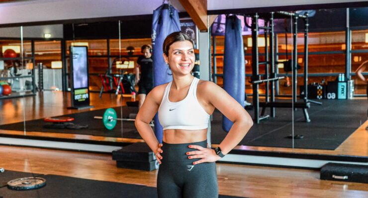 Sportschool voor Studenten in Enschede Studeren kost veel energie. Lange dagen, tentamens, stages en bijbanen maken het soms lastig om fit en energiek te blijven. Bij Trifora combineren studenten sporten, ontspanning en sociale sfeer onder één dak. Of je nu wilt fitnessen, groepslessen wilt volgen, HYROX wilt trainen of gewoon lekker wilt bewegen naast je studie: bij Trifora sport je op jouw manier. Onze moderne Sports & Health Club in Enschede biedt meer dan alleen fitness. Je traint op een ruime fitnessvloer, kiest uit meer dan 70 groepslessen per week en kunt ontspannen in de wellness. Dankzij de fijne sfeer, ruime openingstijden en begeleiding sporten veel studenten bij Trifora consistenter én met meer plezier dan in een standaard budgetgym. Ben jij op zoek naar een sportschool voor studenten in Enschede waar motivatie, resultaat en sfeer samenkomen? Ontdek dan waarom zoveel studenten kiezen voor Trifora en plan jouw gratis proefwee