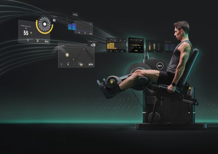 Trifora is smart training Snel. slim. persoonlijk. Geen zin om uren in de sportschool te staan, maar wil je wél fitter worden? Met Trifora Smart Training train je effectief in slechts 30 minuten. Een slimme cirkel van toestellen begeleidt je automatisch door een complete workout – zonder dat je zelf iets hoeft in te stellen. Gewoon instappen, bewegen en klaar. Wat is Trifora Smart Training? Trifora Smart Training is een volledig geautomatiseerde trainingscirkel. De toestellen passen zich automatisch aan jouw lichaam aan: zithoogte, weerstand en tempo worden voor je ingesteld. Zo train je in een vloeiende ronde, zonder wachttijd tussen de toestellen. In 35 minuten werk je aan kracht, conditie én balans. De training is geschikt voor iedereen – of je nu wilt afvallen, sterker wilt worden of gewoon lekkerder in je vel wilt zitten. Bij Trifora geloven we dat slimmer trainen beter vol te houden is. Daarom combineert deze cirkel het gemak van technologie met de persoonlijke aandacht van onze coaches.