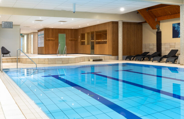 Sportschool voor Studenten in Enschede Studeren kost veel energie. Lange dagen, tentamens, stages en bijbanen maken het soms lastig om fit en energiek te blijven. Bij Trifora combineren studenten sporten, ontspanning en sociale sfeer onder één dak. Of je nu wilt fitnessen, groepslessen wilt volgen, HYROX wilt trainen of gewoon lekker wilt bewegen naast je studie: bij Trifora sport je op jouw manier. Onze moderne Sports & Health Club in Enschede biedt meer dan alleen fitness. Je traint op een ruime fitnessvloer, kiest uit meer dan 70 groepslessen per week en kunt ontspannen in de wellness. Dankzij de fijne sfeer, ruime openingstijden en begeleiding sporten veel studenten bij Trifora consistenter én met meer plezier dan in een standaard budgetgym. Ben jij op zoek naar een sportschool voor studenten in Enschede waar motivatie, resultaat en sfeer samenkomen? Ontdek dan waarom zoveel studenten kiezen voor Trifora en plan jouw gratis proefwee