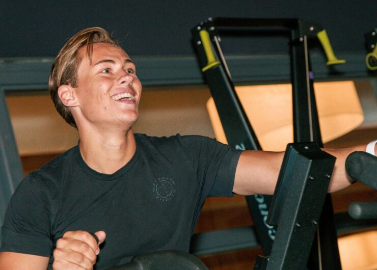 Sportschool voor Studenten in Enschede Studeren kost veel energie. Lange dagen, tentamens, stages en bijbanen maken het soms lastig om fit en energiek te blijven. Bij Trifora combineren studenten sporten, ontspanning en sociale sfeer onder één dak. Of je nu wilt fitnessen, groepslessen wilt volgen, HYROX wilt trainen of gewoon lekker wilt bewegen naast je studie: bij Trifora sport je op jouw manier. Onze moderne Sports & Health Club in Enschede biedt meer dan alleen fitness. Je traint op een ruime fitnessvloer, kiest uit meer dan 70 groepslessen per week en kunt ontspannen in de wellness. Dankzij de fijne sfeer, ruime openingstijden en begeleiding sporten veel studenten bij Trifora consistenter én met meer plezier dan in een standaard budgetgym. Ben jij op zoek naar een sportschool voor studenten in Enschede waar motivatie, resultaat en sfeer samenkomen? Ontdek dan waarom zoveel studenten kiezen voor Trifora en plan jouw gratis proefweek.