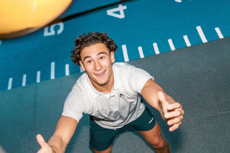 Sportschool voor Studenten in Enschede Studeren kost veel energie. Lange dagen, tentamens, stages en bijbanen maken het soms lastig om fit en energiek te blijven. Bij Trifora combineren studenten sporten, ontspanning en sociale sfeer onder één dak. Of je nu wilt fitnessen, groepslessen wilt volgen, HYROX wilt trainen of gewoon lekker wilt bewegen naast je studie: bij Trifora sport je op jouw manier. Onze moderne Sports & Health Club in Enschede biedt meer dan alleen fitness. Je traint op een ruime fitnessvloer, kiest uit meer dan 70 groepslessen per week en kunt ontspannen in de wellness. Dankzij de fijne sfeer, ruime openingstijden en begeleiding sporten veel studenten bij Trifora consistenter én met meer plezier dan in een standaard budgetgym. Ben jij op zoek naar een sportschool voor studenten in Enschede waar motivatie, resultaat en sfeer samenkomen? Ontdek dan waarom zoveel studenten kiezen voor Trifora en plan jouw gratis proefwee
