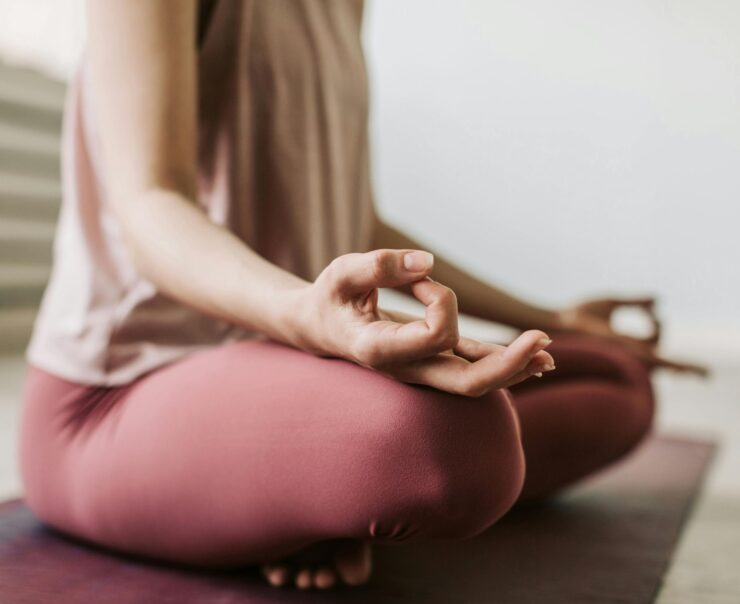 Yoga in Enschede bij Trifora Ben je op zoek naar yoga in Enschede waar persoonlijke begeleiding, kwaliteit en een brede keuze aan lessen centraal staan? Dan ben je bij Trifora aan het juiste adres. Met Pilates, Power Yoga, Yin Yoga, Flow Yoga en BodyBalance bieden wij een compleet yogaprogramma voor iedereen die wil werken aan ontspanning, kracht, flexibiliteit en een gezonde leefstijl. Onze lessen zijn toegankelijk voor zowel beginners als ervaren deelnemers en worden verzorgd door deskundige instructeurs. Je hoeft geen eigen materialen mee te nemen en kunt direct deelnemen aan een les die past bij jouw niveau. Doordat yoga onderdeel is van het complete aanbod van Trifora kun je jouw yogalessen eenvoudig combineren met fitness, krachttraining en andere groepslessen. Zo werk je op een manier die past bij jouw persoonlijke doelen en bouw je aan een gezonde leefstijl die je ook op lange termijn kunt volhouden. Benieuwd welke yogales het beste bij jou past? Plan een gratis proefles en ervaar zelf waarom zoveel mensen kiezen voor yoga bij Trifora in Enschede.