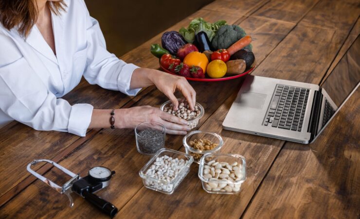 Wat doet een diëtist? Een diëtist is dé specialist op het gebied van voeding en gezondheid. Veel mensen denken bij een diëtist direct aan afvallen, maar voedingsbegeleiding gaat veel verder dan dat. Een diëtist helpt bij uiteenlopende gezondheids- en leefstijlvraagstukken waarbij voeding een belangrijke rol speelt. Je kunt onder andere terecht voor begeleiding bij overgewicht, obesitas, verhoogd cholesterol, darmklachten, ondergewicht, sportvoeding en het ontwikkelen van een gezondere leefstijl. Daarbij wordt niet alleen gekeken naar wat je eet, maar vooral naar hoe voeding past binnen jouw dagelijkse leven. Het doel is niet om tijdelijk resultaat te behalen, maar om veranderingen te realiseren die ook op lange termijn vol te houden zijn.