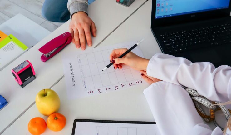 De rol van de diëtist binnen de GLI Voedingconditie is een belangrijke partner binnen de Gecombineerde Leefstijlinterventie (GLI). Binnen dit programma speelt voeding een centrale rol in het realiseren van duurzame gezondheidsverbetering. De GLI richt zich op meer dan alleen afvallen. Het programma helpt deelnemers bij het ontwikkelen van een gezonde leefstijl waarbij voeding, beweging, slaap, herstel en gedrag samenkomen. De ervaring die Voedingconditie binnen de GLI heeft opgebouwd, vormt ook de basis voor veel individuele begeleidingstrajecten. Hierdoor profiteer je van een aanpak die gericht is op blijvende verandering in plaats van tijdelijke resultaten.