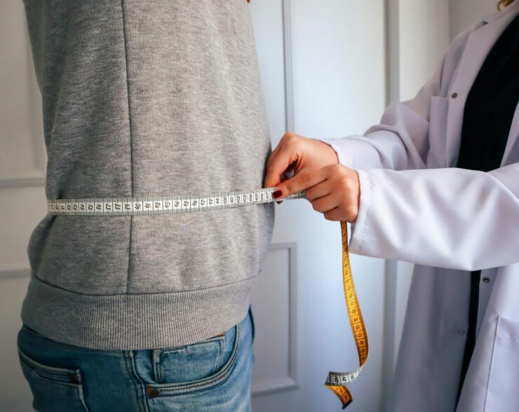 Diëtist in Enschede Persoonlijke voedingsbegeleiding voor een gezonder leven Ben je op zoek naar een diëtist in Enschede? Binnen Trifora werken wij samen met Voedingconditie, een gespecialiseerde diëtistenpraktijk die mensen begeleidt bij afvallen, leefstijlverandering, gezondheidsklachten en sportprestaties. De diëtisten van Voedingconditie helpen je niet alleen met voedingsadvies, maar kijken naar het totaalplaatje van jouw gezondheid. Of je nu wilt afvallen, gezonder wilt leven, ondersteuning zoekt bij obesitas of jouw sportprestaties wilt verbeteren: je ontvangt begeleiding die aansluit bij jouw persoonlijke situatie, doelen en leefstijl.