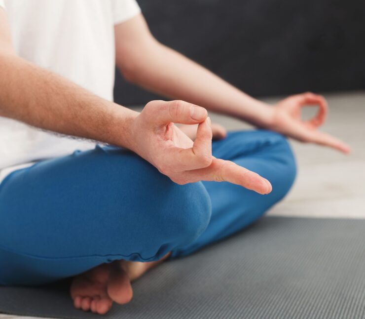 Waarom kiezen steeds meer mensen voor yoga? Yoga is de afgelopen jaren enorm populair geworden. Niet alleen onder mensen die bewust op zoek zijn naar ontspanning, maar juist ook onder sporters, drukke professionals, studenten en senioren. Dat is niet zo vreemd. Yoga helpt je namelijk niet alleen om te ontspannen, maar draagt ook bij aan een sterker, soepeler en gezonder lichaam. Tijdens een yogales werk je aan kracht, mobiliteit, balans, stabiliteit en ademhaling. Tegelijkertijd leer je beter luisteren naar je lichaam en bewuster bewegen. Daardoor ervaren veel deelnemers minder spanning, een betere houding en meer energie gedurende de dag. Bij Trifora zien we dat veel leden yoga combineren met fitness, krachttraining, groepslessen of andere sporten. Yoga helpt spieren herstellen, vergroot de bewegingsvrijheid van gewrichten en ondersteunt een goede lichaamshouding. Hierdoor kunnen veel sporters efficiënter trainen en wordt de kans op overbelasting kleiner. Ook wanneer je juist minder sportief bent of opnieuw wilt beginnen met bewegen, is yoga een uitstekende keuze. Je bepaalt zelf de intensiteit en bouwt stap voor stap aan meer kracht, controle en vertrouwen in je eigen lichaam. Steeds meer mensen ontdekken dat yoga veel meer is dan alleen ontspanning. Het is een complete manier van bewegen die past binnen een gezonde leefstijl.