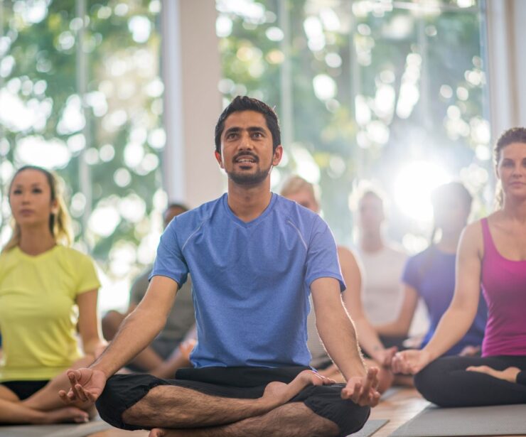 Ontdek onze verschillende yogalessen Iedere yogavorm heeft zijn eigen karakter en voordelen. Daarom bieden wij meerdere lessen aan, zodat je kunt kiezen welke het beste aansluit bij jouw doel. Pilates is op dit moment onze populairste les. Tijdens Pilates werk je aan een sterke romp, een betere lichaamshouding en meer controle over je bewegingen. Door de rustige, gecontroleerde oefeningen verbeter je je stabiliteit, balans en spierkracht. Pilates is geschikt voor zowel beginners als ervaren sporters en vormt een uitstekende aanvulling op fitness en krachttraining. Power Yoga is een actieve en dynamische yogales waarin kracht, balans en conditie samenkomen. De oefeningen volgen elkaar in een stevig tempo op waardoor je niet alleen werkt aan flexibiliteit, maar ook aan spierkracht en uithoudingsvermogen. Deze les spreekt mensen aan die graag actief bewegen en uitdaging zoeken.