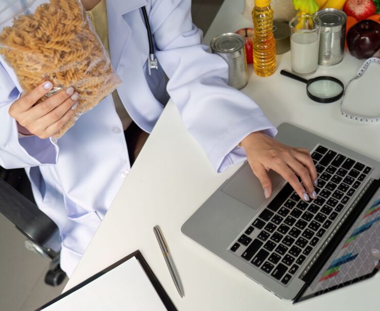 Afvallen met begeleiding van een diëtist Afvallen is één van de belangrijkste redenen waarom mensen een diëtist bezoeken. Toch draait succesvol afvallen om meer dan minder eten of een tijdelijk dieet volgen. De diëtisten van Voedingconditie helpen je inzicht te krijgen in jouw voedingspatroon, gewoonten en dagelijkse keuzes. Samen wordt gekeken naar haalbare veranderingen die passen bij jouw leven, werk, gezin en activiteiten. De focus ligt niet op snelle oplossingen, maar op duurzame leefstijlverandering. Hierdoor werk je niet alleen aan gewichtsverlies, maar ook aan het behouden van resultaat op de lange termijn. Voor mensen met overgewicht of obesitas biedt deze persoonlijke begeleiding vaak de basis voor blijvende gezondheidswinst.