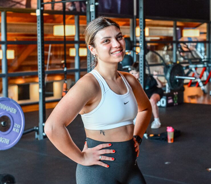 Krachttraining in Enschede bij Trifora Krachttraining in Enschede met persoonlijke begeleiding Wil je sterker worden, afvallen, fitter worden of werken aan een gezondere leefstijl? Dan is krachttraining één van de meest effectieve manieren om je doelen te bereiken. Bij Trifora Sports & Health Club draait krachttraining niet alleen om spiermassa opbouwen. Het draait om sterker, fitter, gezonder en vitaler worden, met begeleiding die past bij jouw niveau, doelstelling en persoonlijke situatie. Of je nu nog nooit een sportschool van binnen hebt gezien, wilt afvallen, sterker wilt worden of verantwoord wilt trainen na een blessure: bij Trifora hoef je het niet alleen te doen. Onze fitcoaches begeleiden je stap voor stap naar een trainingsaanpak die werkt voor jou. Plan een gratis proefles en ontdek welke vorm van krachttraining het beste bij jou past.