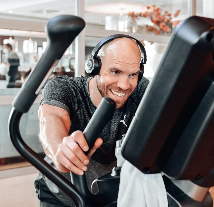 Kleine veranderingen zorgen voor grote resultaten Veel mensen stellen het afvallen uit omdat ze denken dat alles direct anders moet. Gezond eten, drie keer per week sporten, meer slapen, minder stress en nooit meer ongezonde keuzes maken. Die gedachte alleen al kan overweldigend zijn. Bij Trifora geloven we niet dat succesvol afvallen begint met een compleet nieuwe leefstijl. Juist kleine veranderingen zorgen vaak voor de grootste resultaten. Een beter ontbijt, meer dagelijkse beweging, één extra trainingsmoment per week of meer inzicht in je voedingspatroon kan al een belangrijk verschil maken. Daarom werken onze fitcoaches stap voor stap. We kijken samen welke verandering op dit moment het meeste effect heeft en vooral wat voor jou haalbaar is. Zodra een nieuwe gewoonte onderdeel wordt van je dagelijkse leven, zetten we de volgende stap. Deze aanpak zorgt ervoor dat afvallen niet voelt als een tijdelijk project, maar als een leefstijl die je daadwerkelijk kunt volhouden. En juist daardoor blijven de resultaten vaak veel langer behouden.