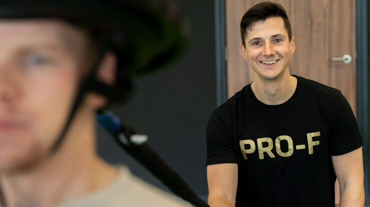 Topsportfysiotherapie voor iedereen Binnen Trifora en Pro-F worden dagelijks topsporters begeleid uit verschillende disciplines. Van voetbal en schaatsen tot paardensport, motorsport en autosport. Daarnaast maken diverse sporters uit de nationale en internationale topsport gebruik van de expertise en faciliteiten binnen onze locatie. Die kennis en ervaring is niet uitsluitend beschikbaar voor topsporters. Integendeel. Wij geloven dat iedereen recht heeft op dezelfde professionele begeleiding. Daarom profiteer je als recreatieve sporter, starter of senior van dezelfde kwaliteitsstandaard, behandelmethoden en trainingsmogelijkheden die ook worden ingezet binnen de topsport. Topsportfysiotherapie voor iedereen dus.