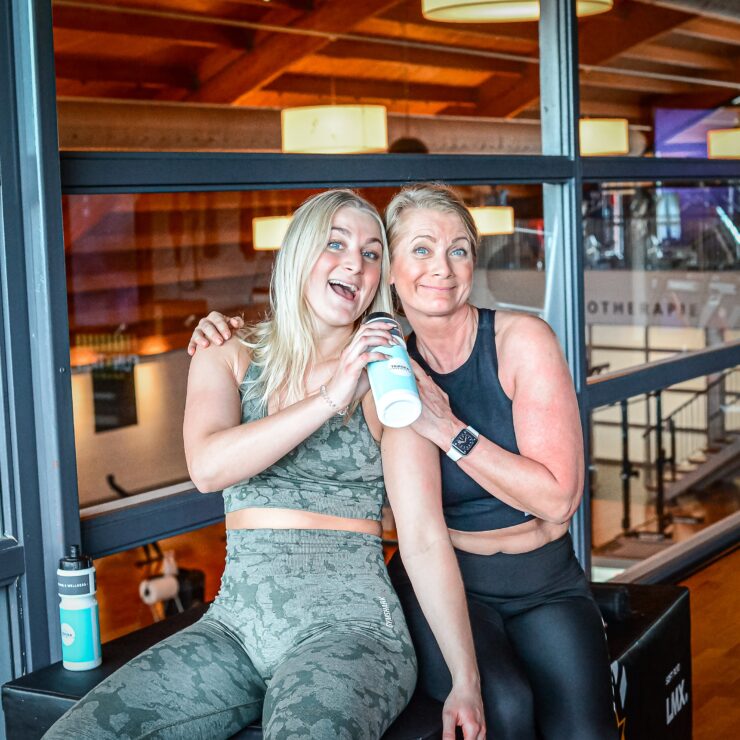 Veelgestelde vragen over deelname aan een GLI Welke BMI heb ik nodig voor een GLI? Meestal kom je in aanmerking bij een BMI vanaf 30. In sommige gevallen kan dit ook bij een lagere BMI in combinatie met gezondheidsrisico’s. Kan ik deelnemen met diabetes type 2? Ja. Diabetes type 2 is juist één van de aandoeningen waarvoor een GLI vaak wordt ingezet. Hoeveel gewicht verlies je gemiddeld? Dit verschilt sterk per persoon. Het belangrijkste doel is duurzame gezondheidswinst en gedragsverandering. Kan ik stoppen met een GLI? Ja. Deelname is vrijwillig. Wel neemt de kans op succes toe wanneer het traject volledig wordt afgerond. Is een GLI alleen bedoeld voor mensen met obesitas? Nee. Ook mensen met overgewicht en een verhoogd gezondheidsrisico kunnen in aanmerking komen. Wat gebeurt er na afloop van de twee jaar? Het doel is dat deelnemers zelfstandig verder kunnen met hun gezonde leefstijl.