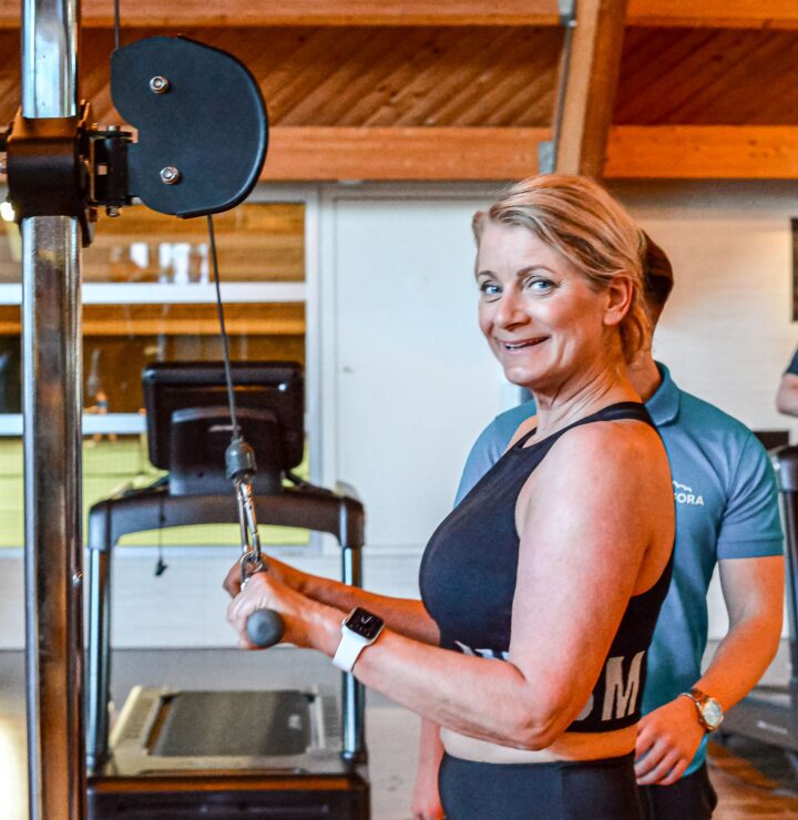 Leefstijlcoaching & GLI bij Trifora in Enschede Wil je jouw leefstijl verbeteren met professionele begeleiding? Met leefstijlcoaching in Enschede bij Trifora werk je aan duurzame verandering op het gebied van voeding, beweging en gedrag. Bij Trifora verzorgen wij het beweegprogramma binnen de Gecombineerde Leefstijlinterventie (GLI), waarbij je stap voor stap werkt aan een gezondere en actievere leefstijl. Belangrijk om te weten: aanmelden voor de GLI loopt niet rechtstreeks via Trifora. Het eerste contact, de intake en de aanmelding voor het GLI-programma verlopen altijd via Voedingconditie. Hiervoor heb je eerst een verwijzing nodig van je huisarts. Na de intake bij Voedingconditie wordt bekeken of de GLI bij jouw situatie past en hoe jouw traject wordt opgestart. Het beweeggedeelte van de GLI volg je vervolgens bij Trifora in Enschede. Daar begeleiden we je op een laagdrempelige en professionele manier bij het opbouwen van meer beweging, conditie en vertrouwen in je lichaam. Ben je benieuwd naar onze sportschool of wil je alvast sfeer proeven? Dan ben je natuurlijk van harte welkom voor een rondleiding bij Trifora. Voor inschrijving of aanmelding voor de GLI verwijzen we je altijd eerst naar Voedingconditie.