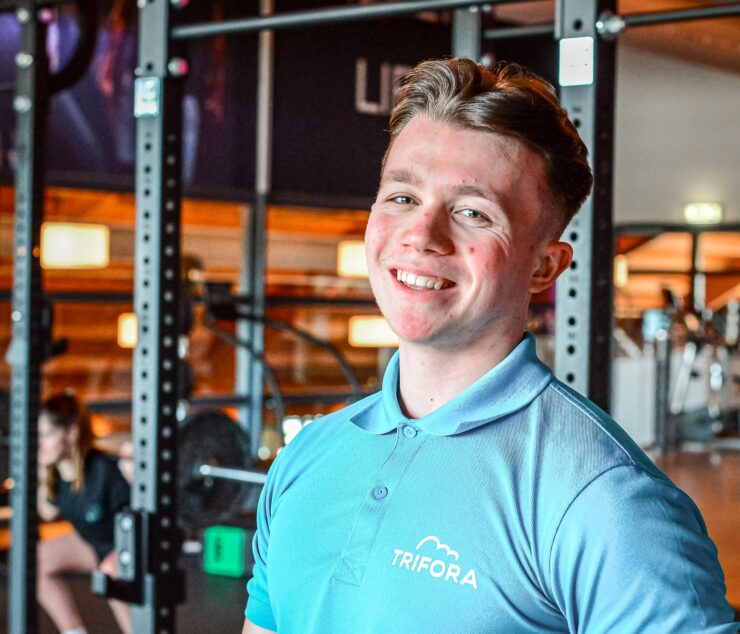 Persoonlijke begeleiding maakt het verschil Het grootste verschil tussen Trifora en veel andere sportscholen is de persoonlijke begeleiding. Je staat er bij ons niet alleen voor. Jouw traject begint met een gratis proefles of rondleiding. Vervolgens plannen we een telefonische intake met een professional. Tijdens dit gesprek bespreken we jouw doelen, medische achtergrond, eventuele blessures en eerdere ervaringen met afvallen. Wanneer nodig kijken we direct of een screening door een fysiotherapeut verstandig is. De kosten hiervan nemen wij voor onze rekening. Zo zorgen we ervoor dat je verantwoord kunt starten. Daarna volgt een persoonlijke intake met een fitcoach. Samen stellen jullie een plan op dat past bij jouw doelstellingen. Vervolgens begeleiden we je stap voor stap bij training, voeding en leefstijl. Regelmatig evalueren we jouw voortgang en sturen we bij waar nodig. Juist deze combinatie van aandacht, kennis en begeleiding zorgt ervoor dat veel mensen resultaten behalen die ze eerder niet voor mogelijk hielden.