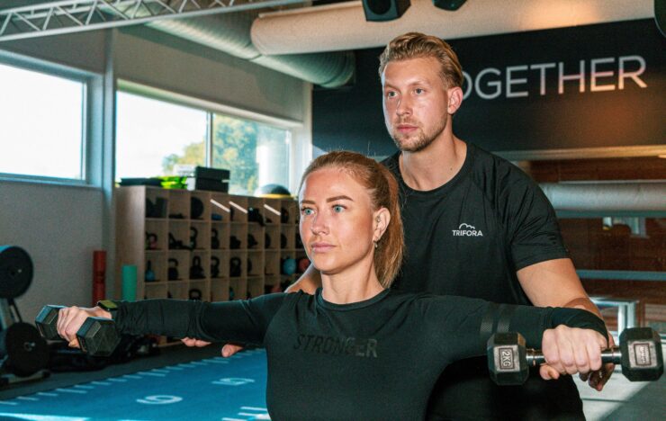 PAGINATITEL Persoonlijke begeleiding vanaf de eerste dag SLUG persoonlijke-begeleiding-enschede SEO-TITEL Sportschool met Persoonlijke Begeleiding in Enschede | Trifora META DESCRIPTION Start met sporten onder professionele begeleiding. Bij Trifora in Enschede krijg je vanaf dag één een persoonlijk plan, coaching en ondersteuning. Plan een gratis proefles. FOCUS KEYWORD persoonlijke begeleiding fitness enschede SECUNDAIRE KEYWORDS sportschool met begeleiding enschede fitness met begeleiding enschede sporten met begeleiding enschede fitness coach enschede afvallen met begeleiding enschede sportschool voor beginners enschede begeleiding bij sporten enschede persoonlijke coaching fitness enschede H1 Je hoeft het niet alleen te doen H2'S Persoonlijke begeleiding vanaf de eerste dag Waarom zoveel mensen stoppen met sporten Zo werkt persoonlijke begeleiding bij Trifora Je staat er niet alleen voor Persoonlijke begeleiding zonder personal training tarieven Meer dan alleen een sportschool Begeleiding met kennis van gezondheid en herstel Wat leden over Trifora zeggen Voor wie is Trifora? Ervaar zelf het verschil H3'S Kennismaken Persoonlijk plan Samen resultaat behalen INTERNE LINKS https://trifora.nl/fitness/ https://trifora.nl/smart-training/ https://trifora.nl/groepslessen/ https://trifora.nl/yoga/ https://trifora.nl/fysiotherapie/ https://trifora.nl/voedingsbegeleiding/ https://trifora.nl/gratis-proefles/ AFBEELDING BESTANDSNAMEN persoonlijke-begeleiding-fitness-enschede.jpg coach-begeleidt-lid-trifora.jpg sporten-met-begeleiding-enschede.jpg ALT TEKSTEN Persoonlijke begeleiding tijdens fitness bij Trifora Enschede Coach begeleidt sporter tijdens training bij Trifora Sporten met persoonlijke begeleiding in Enschede FAQ SEO BLOK Krijg ik begeleiding als ik lid word van Trifora? Ja. Bij Trifora krijg je vanaf de eerste dag begeleiding. We starten met een intake en maken een persoonlijk plan dat aansluit bij jouw doelen. Is persoonlijke begeleiding inbegrepen? Ja. Begeleiding, coaching en voortgangsgesprekken maken onderdeel uit van onze werkwijze. Hierdoor profiteer je van professionele ondersteuning zonder direct gebruik te maken van personal training. Is Trifora geschikt voor beginners? Ja. Veel leden starten zonder veel sportervaring. Dankzij de begeleiding weet je precies waar je moet beginnen en krijg je ondersteuning wanneer dat nodig is. Kan ik eerst kennismaken? Ja. Je kunt vrijblijvend een gratis proefles of rondleiding aanvragen en ervaren hoe persoonlijke begeleiding bij Trifora werkt.