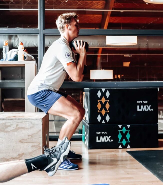 Waarom Small Group Training bij Trifora? Veel aanbieders van Small Group Training beschikken over één trainingsruimte en een beperkt aanbod. Bij Trifora profiteer je van veel meer mogelijkheden. Onze Small Group Trainingen zijn inbegrepen in het fitnesslidmaatschap. Dat betekent dat je niet alleen gebruikmaakt van begeleide trainingen, maar ook toegang hebt tot een complete Sports & Health Club. Je kunt jouw Small Group Training combineren met: Fitness Krachttraining Cardio Meer dan 70 groepslessen per week Wellness Zwembad Leefstijlbegeleiding Trifora Smart Training in 35 minuten Daarnaast bieden wij een van de breedste Small Group Training programma’s van Enschede. Met trainingen in zowel de ochtend als avond is er vrijwel altijd een les die aansluit bij jouw agenda. Onze trainers beschikken over een sterke achtergrond in training, gezondheid en begeleiding. Dankzij de samenwerking met fysiotherapie en andere gezondheidsspecialisten profiteer je van een unieke combinatie van sport en gezondheid.