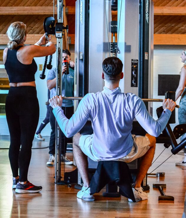 Waarom kiezen voor krachttraining bij Trifora? Bij Trifora draait krachttraining niet om het zoveel mogelijk tillen van gewichten. Het draait om resultaat dat past bij jouw leven. Je traint in een moderne sportschool met uitgebreide mogelijkheden. Je profiteert van persoonlijke begeleiding door fitcoaches. Je kunt rekenen op ondersteuning van fysiotherapeuten wanneer dat nodig is. En je hebt toegang tot aanvullende trainingsvormen zoals Smart Training, Small Group Training, Personal Training en HYROX Strength. Dat alles onder één dak, met als doel jou stap voor stap te helpen richting een sterker, fitter en gezonder leven.