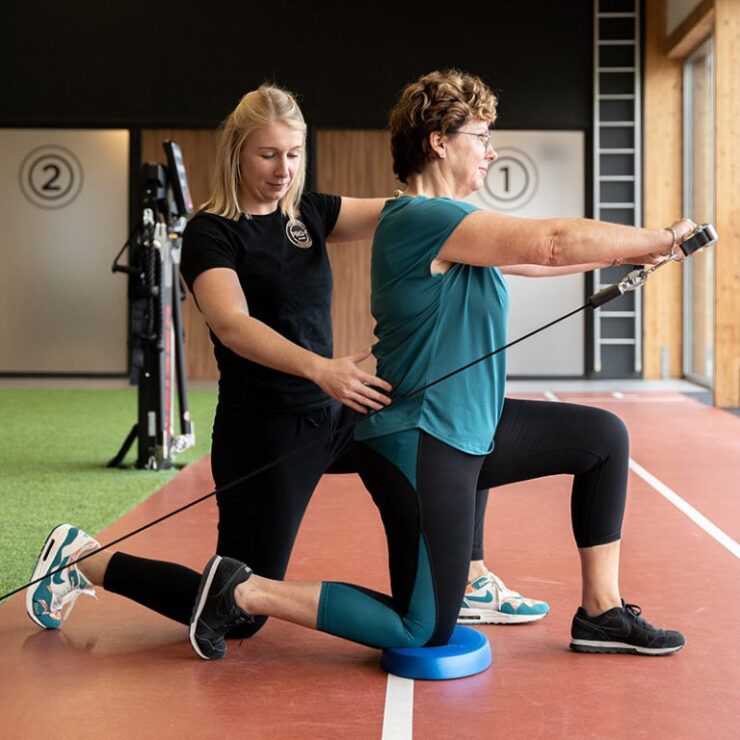 Veelgestelde vragen over fysiotherapie in Enschede Heb ik een verwijzing van de huisarts nodig voor fysiotherapie? Nee. Je kunt rechtstreeks een afspraak maken bij de fysiotherapeut zonder verwijzing van de huisarts. Kan ik terecht voor fysiotherapie als ik geen lid ben van Trifora? Ja. Iedereen is welkom bij de fysiotherapiepraktijk binnen Trifora, ook wanneer je geen lid bent van de sportschool. Welke klachten behandelt een fysiotherapeut? Fysiotherapeuten behandelen onder andere rugklachten, nekklachten, schouderklachten, knieproblemen, sportblessures, peesklachten, spierblessures en klachten na een operatie. Wat is het verschil tussen fysiotherapie en sportfysiotherapie? Sportfysiotherapie richt zich specifiek op sporters en mensen die actief willen blijven bewegen. Hierbij ligt extra nadruk op prestaties, belastbaarheid en blessurepreventie. Kan ik bij jullie revalideren na een operatie? Ja. Onze fysiotherapeuten begeleiden regelmatig mensen tijdens hun herstel na operaties aan bijvoorbeeld knie, heup, schouder of rug. Bieden jullie ook topsportbegeleiding aan? Ja. Binnen Trifora en Pro-F worden diverse topsporters begeleid uit verschillende sportdisciplines. Deze expertise wordt ook ingezet voor recreatieve sporters.