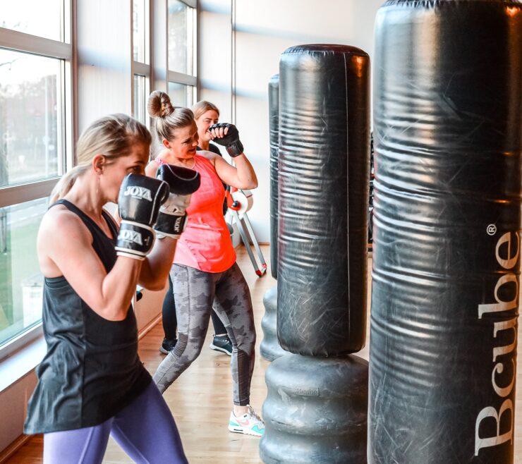 Welke manier van sporten past bij jou? Iedereen beweegt anders. Daarom bieden we bij Trifora verschillende manieren om aan jouw doel te werken. In onze 3.000 m2 grote sportschool train je zelfstandig met ondersteuning van onze fitcoaches. Wil je extra structuur en gemak? Dan is Trifora Smart Training een uitstekende keuze. Dankzij slimme apparatuur train je in 35 minuten efficiënt en hoef je niet uren in de sportschool door te brengen. Voor mensen die energie halen uit samen sporten zijn er meer dan 70 groepslessen per week. Van intensieve workouts tot rustige lessen gericht op mobiliteit en herstel. Wil je meer persoonlijke aandacht? Dan kun je kiezen voor Small Group Training. Hierbij train je in een kleine groep met veel begeleiding van een fitcoach. Voor maximale ondersteuning bieden we daarnaast Personal Training aan. Welke vorm je ook kiest, het doel blijft hetzelfde: een manier van bewegen vinden die je leuk vindt en langdurig kunt volhouden.