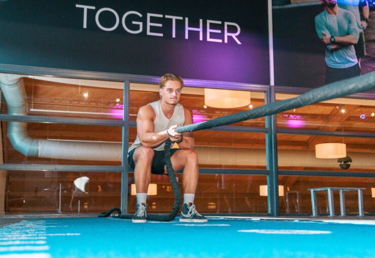 HYROX Strength HYROX Strength is speciaal ontwikkeld voor sporters die hun kracht naar een hoger niveau willen brengen. Tijdens deze trainingen werk je aan de krachtcomponenten die veel terugkomen binnen HYROX-trainingen en wedstrijden. Denk aan sled pushes, sled pulls, lunges, squats, carries en andere functionele krachtvormen. De training helpt je om een sterke fysieke basis op te bouwen waarmee je beter kunt presteren tijdens HYROX, krachttraining en andere sportieve uitdagingen. Ook wanneer je niet deelneemt aan HYROX-wedstrijden is deze training interessant. De focus op functionele kracht maakt HYROX Strength geschikt voor iedereen die sterker wil worden en houdt van uitdagende trainingen. Meer informatie over deze training vind je op onze pagina HYROX Strength.