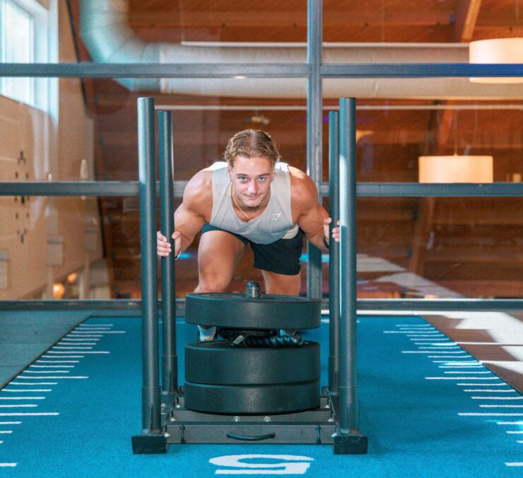 Waarom kiezen mensen voor Small Group Training Steeds meer mensen kiezen voor Small Group Training omdat het de voordelen van persoonlijke begeleiding combineert met de motivatie van trainen in een groep. Meer persoonlijke begeleiding Je staat er nooit alleen voor. Tijdens iedere training begeleidt een trainer je bij techniek, uitvoering en progressie. Meer motivatie Samen trainen zorgt ervoor dat je gemotiveerd blijft. De groep helpt je net dat stapje extra te zetten. Meer resultaat Je leert beter bewegen, voorkomt trainingsfouten en haalt meer uit iedere training. Betaalbaar alternatief voor Personal Training Je profiteert van professionele begeleiding zonder de hoge kosten van één-op-één coaching. Geschikt voor ieder niveau Of je nu beginner bent of al jaren sport, iedere training kan worden aangepast aan jouw niveau. Meer plezier in sporten Samen trainen maakt sporten leuker, afwisselender en makkelijker vol te houden.