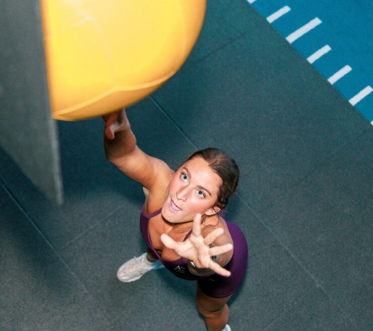 Small Group Training als alternatief voor Personal Training Veel mensen zoeken meer begeleiding dan zij krijgen tijdens zelfstandig fitnessen, maar vinden Personal Training een grote investering. Small Group Training biedt voor veel sporters de ideale middenweg. Je profiteert van professionele begeleiding, persoonlijke aandacht en een duidelijke trainingsstructuur. Tegelijkertijd motiveert de groep je om het beste uit jezelf te halen. Bij Trifora krijg je bovendien veel meer dan alleen een training. Omdat Small Group Training onderdeel is van het fitnesslidmaatschap kun je ook zelfstandig trainen, gebruikmaken van de fitness en deelnemen aan andere activiteiten binnen de club. Voor veel sporters biedt Small Group Training daardoor de perfecte balans tussen resultaat, begeleiding en betaalbaarheid.