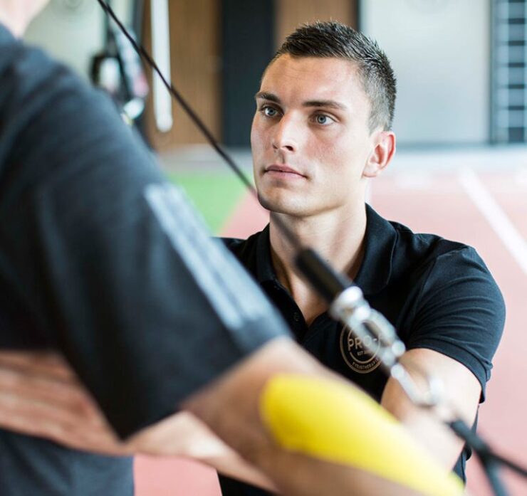 Fysiotherapie Enschede Persoonlijke fysiotherapie in een omgeving waar herstel en beweging samenkomen Heb je last van een blessure, pijnklachten of beperkingen tijdens sporten, werken of bewegen? Bij Trifora ben je aan het juiste adres voor professionele fysiotherapie in Enschede. Binnen ons gezondheidscentrum werken wij samen met Pro-F, één van de grootste fysiotherapiepraktijken in Twente. Hierdoor profiteer je van hoogwaardige fysiotherapeutische zorg, gecombineerd met alle mogelijkheden die Trifora biedt op het gebied van beweging, leefstijl en gezondheid. Of je nu herstelt van een sportblessure, revalideert na een operatie, last hebt van rug- of nekklachten of begeleiding zoekt bij een langdurige aandoening: onze fysiotherapeuten helpen je om weer vrij en met vertrouwen te bewegen. Dankzij de unieke combinatie van behandeling, training en persoonlijke begeleiding werk je niet alleen aan herstel, maar ook aan het voorkomen van nieuwe klachten.
