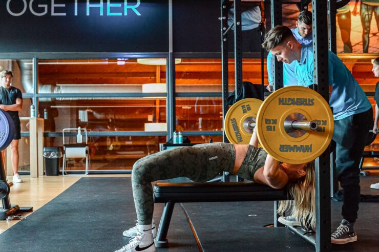 Waarom kiezen voor krachttraining bij Trifora? Bij Trifora draait krachttraining niet om het zoveel mogelijk tillen van gewichten. Het draait om resultaat dat past bij jouw leven. Je traint in een moderne sportschool met uitgebreide mogelijkheden. Je profiteert van persoonlijke begeleiding door fitcoaches. Je kunt rekenen op ondersteuning van fysiotherapeuten wanneer dat nodig is. En je hebt toegang tot aanvullende trainingsvormen zoals Smart Training, Small Group Training, Personal Training en HYROX Strength. Dat alles onder één dak, met als doel jou stap voor stap te helpen richting een sterker, fitter en gezonder leven.