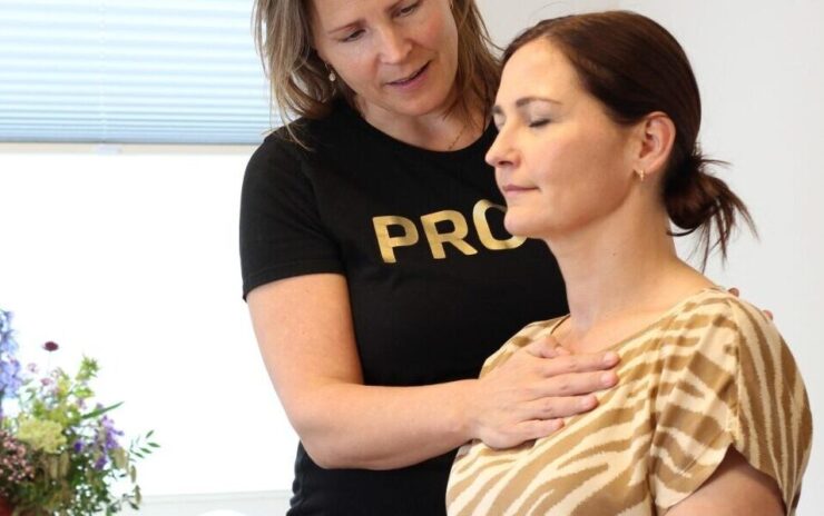 Voor welke klachten kun je bij ons terecht? Fysiotherapie kan helpen bij uiteenlopende klachten aan het bewegingsapparaat. Dagelijks begeleiden wij mensen uit Enschede en omgeving met zowel acute als langdurige klachten. Denk hierbij aan rugklachten, nekpijn, schouderproblemen, knieklachten, heupklachten en sportblessures. Ook bij overbelasting, peesklachten, spierblessures, herstel na een operatie of langdurige bewegingsbeperkingen kan fysiotherapie uitkomst bieden. Onze fysiotherapeuten starten altijd met een uitgebreide intake en onderzoek. Op basis daarvan wordt een behandelplan opgesteld dat aansluit bij jouw situatie, doelen en belastbaarheid. Zo weet je precies waar je aan toe bent en werk je stap voor stap aan herstel.