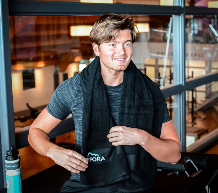 Waarom krachttraining zoveel meer is dan spiermassa opbouwen Veel mensen denken bij krachttraining direct aan grote spieren of bodybuilding. In werkelijkheid is krachttraining één van de belangrijkste vormen van beweging voor een gezond lichaam. Door regelmatig krachttraining te doen, vergroot je je spiermassa, verbeter je je houding, versterk je je botten en ondersteun je je stofwisseling. Krachttraining helpt bovendien bij het verbranden van vet. Meer spiermassa betekent dat je lichaam meer energie verbruikt, ook wanneer je niet sport. Daardoor speelt krachttraining een belangrijke rol bij afvallen en gewichtsbeheersing. Daarnaast ervaren veel mensen meer energie in het dagelijks leven. Traplopen gaat makkelijker, zware boodschappen tillen kost minder moeite en je voelt je sterker en fitter tijdens werk, sport en andere activiteiten. Bij Trifora zien we krachttraining daarom niet als een doel op zich, maar als een middel om gezonder, vitaler en sterker door het leven te gaan.