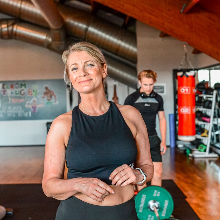 Veelgestelde vragen Is Small Group Training inbegrepen in het lidmaatschap? Ja. Alle Small Group Trainingen zijn inbegrepen in zowel het fitness- als groepsles lidmaatschap van Trifora. Hoe groot zijn de groepen? De groepen bestaan uit 8 tot maximaal 12 deelnemers. Hierdoor blijft er voldoende ruimte voor persoonlijke begeleiding. Kan ik als beginner deelnemen? Absoluut. Onze trainers passen oefeningen aan op jouw niveau. Wat is het verschil tussen Small Group Training en Personal Training? Bij Small Group Training train je samen met andere deelnemers onder begeleiding van een trainer. Je profiteert van persoonlijke aandacht en begeleiding, maar tegen aanzienlijk lagere kosten dan één-op-één coaching. Welke Small Group Training past bij mij? Dat hangt af van jouw doelen. Tijdens een proefles helpen wij je graag om de training te vinden die het beste bij jou past.