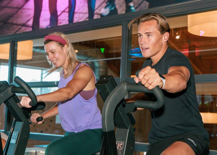 HYROX Conditioning Waar HYROX Strength draait om kracht, richt HYROX Conditioning zich op conditie en uithoudingsvermogen. Tijdens deze trainingen combineer je hardlopen, functionele oefeningen en uitdagende intervallen. Hierdoor verbeter je jouw cardiovasculaire conditie, werkcapaciteit en herstelvermogen. HYROX Conditioning is ideaal voor sporters die hun conditie willen verbeteren, willen trainen voor een HYROX-evenement of simpelweg houden van intensieve trainingen waarbij het hartslagniveau flink omhoog gaat. De combinatie van kracht, conditie en functionele bewegingen zorgt voor een complete training die je helpt om fitter, sneller en sterker te worden. Meer informatie over deze training vind je op onze pagina HYROX Conditioning.