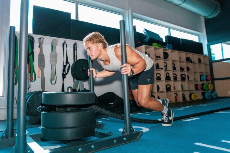 HYROX Strength: voor sporters die meer uitdaging zoeken Ben je toe aan een nieuwe uitdaging? Dan kan HYROX Strength een krachtige aanvulling zijn op je reguliere krachttraining. Tijdens deze trainingen werk je gericht aan kracht, explosiviteit en functionele prestaties. De oefeningen sluiten aan op de fysieke uitdagingen die je tegenkomt tijdens HYROX-evenementen, maar zijn ook waardevol voor sporters die sterker en fitter willen worden. HYROX Strength is daarmee een logische vervolgstap voor mensen die hun krachttraining naar een hoger niveau willen tillen.