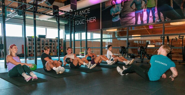 Small Group Training: meer begeleiding, meer motivatie Wil je meer coaching en motivatie tijdens het trainen? Dan is Small Group Training een mooie volgende stap. Tijdens deze trainingen werk je in kleine groepen onder begeleiding van een coach. Je krijgt persoonlijke aandacht, duidelijke instructies en een trainingsprogramma dat gericht is op het verbeteren van kracht, conditie en algehele fitheid. Veel leden ervaren Small Group Training als een perfecte combinatie tussen zelfstandig trainen en Personal Training.