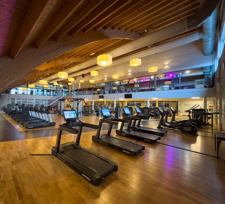 Onze sportschool van 3000 m² Met ruim 3000 vierkante meter sportfaciliteiten behoort Trifora tot de meest complete sportscholen van Enschede. Of je nu wilt trainen met losse gewichten, apparaten of functionele oefeningen wilt doen, je vindt altijd een trainingsomgeving die aansluit bij jouw voorkeur. De fitnessvloer beschikt over vrije gewichten, meerdere squat- en trainingsrekken, benches, steekgewichtenapparatuur, plate-loaded apparatuur en uitgebreide mogelijkheden voor functionele krachttraining. Dankzij deze combinatie kunnen zowel beginners als ervaren sporters effectief trainen aan hun persoonlijke doelen. Vrije gewichten en krachtapparatuur Goede krachttraining vraagt om keuzevrijheid. Daarom bieden wij verschillende manieren van trainen aan. Werk je graag met dumbbells, barbells en vrije oefeningen? Dan kun je terecht in onze uitgebreide krachtzone met vrije gewichten en trainingsrekken. Heb je liever meer ondersteuning tijdens het trainen? Dan kun je gebruikmaken van onze krachtapparatuur waarmee je gecontroleerd en veilig spiergroepen kunt trainen. Door beide trainingsvormen te combineren ontstaat een trainingsomgeving waarin iedereen op zijn eigen niveau kan werken aan kracht, conditie en gezondheid.