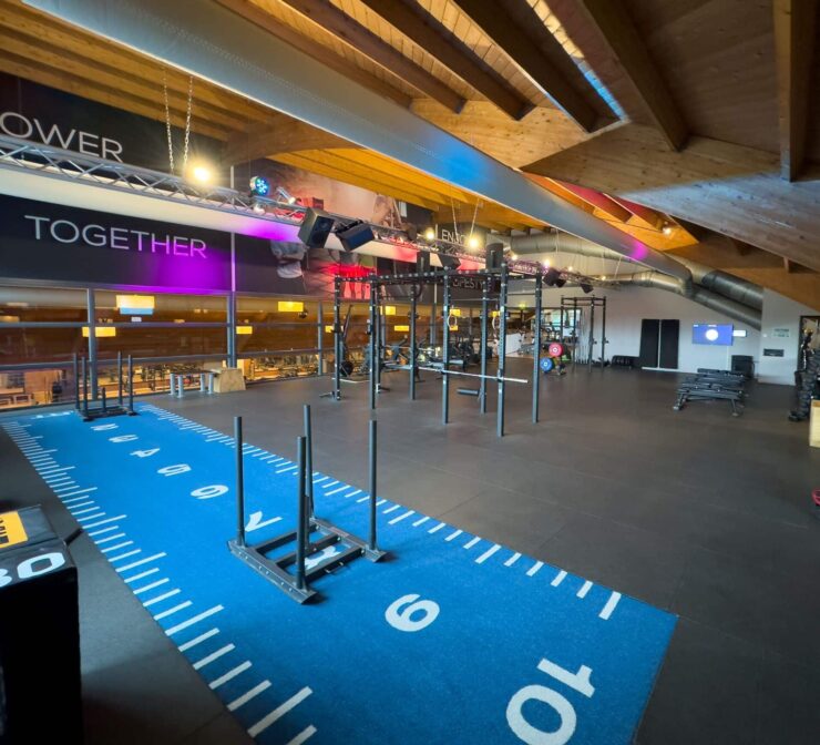 Wat is small group training Small Group Training is een trainingsvorm waarbij je sport in een kleine groep onder begeleiding van een professionele trainer. De groepen zijn bewust klein gehouden, zodat er voldoende aandacht is voor techniek, uitvoering en persoonlijke begeleiding. In tegenstelling tot reguliere groepslessen krijg je meer individuele coaching. Tegelijkertijd profiteer je van de energie en motivatie van samen trainen. Hierdoor ontstaat een perfecte combinatie van resultaat, plezier en persoonlijke aandacht. Veel sporters vinden zelfstandig fitnessen lastig. Welke oefeningen moet je doen? Train je wel hard genoeg? En hoe blijf je gemotiveerd? Small Group Training neemt deze twijfels weg. Je wordt begeleid door een trainer die je helpt om veilig, effectief en doelgericht te trainen. Of je nu wilt afvallen, sterker wilt worden, fitter wilt leven, conditie wilt opbouwen of trainen voor een specifiek sportief doel, Small Group Training helpt je om sneller resultaat te behalen.