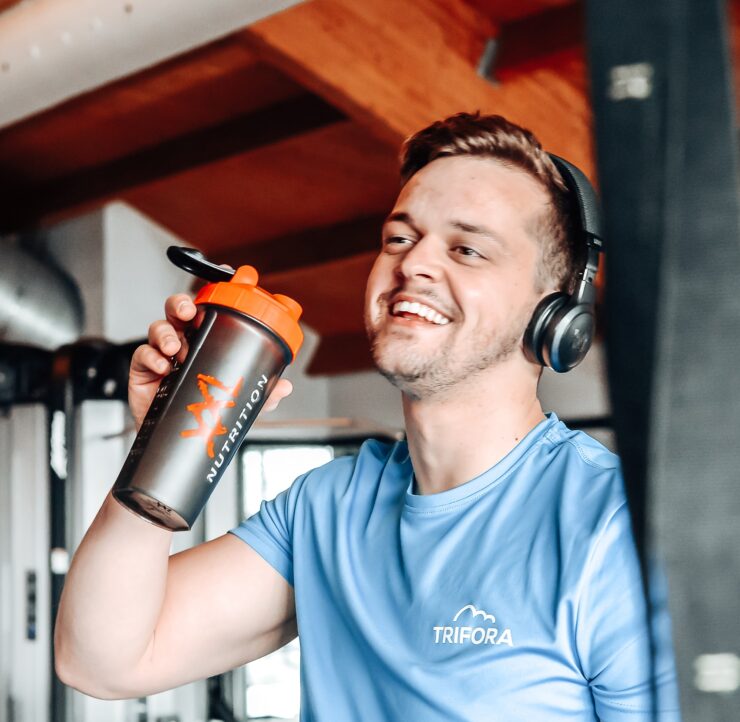 Meer weten over leefstijlcoaching en GLI? Ben je benieuwd of een GLI-traject bij jouw situatie past? Of wil je meer weten over de combinatie van leefstijlcoaching, gedragsverandering en het beweegprogramma Trifora Pro? Bekijk dan onze pagina over leefstijlcoaching en GLI en ontdek hoe wij deelnemers begeleiden naar een gezondere leefstijl die ook op lange termijn vol te houden is. De GLI start altijd met een verwijzing van je huisarts. Vervolgens plan je een intakegesprek bij Voedingconditie, waar wordt beoordeeld of het programma bij jouw situatie past. Na de intake volg je het beweegprogramma bij Trifora Sports & Health Club in Enschede. Ben je benieuwd waar je straks gaat sporten? Je bent van harte welkom om alvast kennis te maken met Trifora en onze faciliteiten te bekijken. Voor aanmelding, intake en inhoudelijke vragen over de GLI verwijzen wij je naar Voedingconditie.