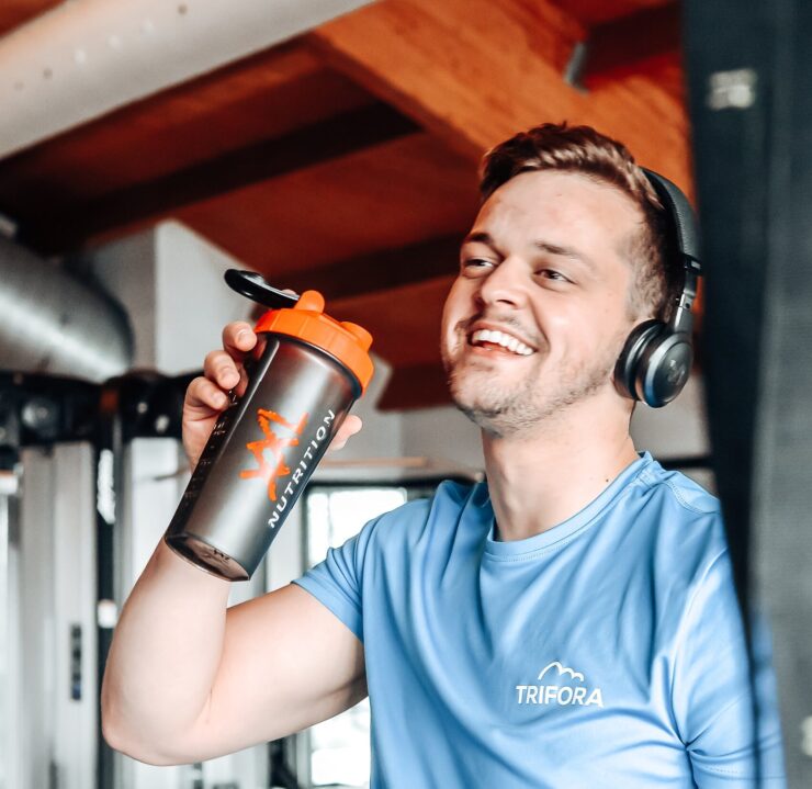 Waarom afvallen vaak niet lukt Veel mensen denken dat afvallen vooral een kwestie is van discipline. In werkelijkheid spelen veel meer factoren een rol. Stress, slaap, werk, gezin, sociale verplichtingen en jarenlang opgebouwde gewoontes hebben allemaal invloed op jouw gewicht en gezondheid. Daarom werken veel diëten maar tijdelijk. Ze zijn vaak te streng, sluiten niet aan op het dagelijks leven of richten zich uitsluitend op voeding. Zodra het dieet stopt, verdwijnen ook de resultaten. Bij Trifora kijken we anders naar afvallen. Wij geloven dat blijvend resultaat ontstaat wanneer gezonde keuzes onderdeel worden van je dagelijkse leven. Dat betekent niet dat alles perfect moet. Integendeel. Juist kleine veranderingen die je langdurig kunt volhouden zorgen uiteindelijk voor het grootste resultaat. Veel mensen die bij ons starten hebben al meerdere afvalpogingen achter de rug. Ze hebben verschillende diëten geprobeerd, zijn afgevallen en weer aangekomen. Onze ervaring is dat de oplossing zelden ligt in nóg een dieet. De oplossing ligt meestal in betere begeleiding, meer inzicht in gedrag en een plan dat daadwerkelijk past bij jouw leven.