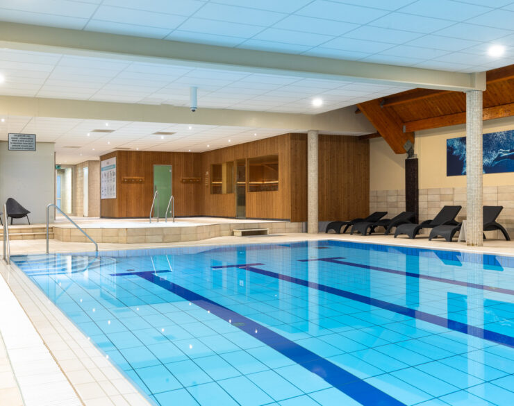 OPENINGSTIJDEN WELLNESS De wellness is tot 15 minuten voor sluitingstijd beschikbaar voor leden met een add-on. Het zwembad kent andere openingstijden door zwem- en groepslessen. Selecteer hierboven bij openingstijden “zwembad” voor de exacte tijden. Hierbij reserveren wij voor volwassen- en privézwemles 1 baan. De rest van het zwembad is daarmee gewoon beschikbaar. Geef onze instructeurs hierbij de ruimte. Van maandag t/m vrijdag zijn de sauna en de stoomcabine geopend vanaf 08:00 uur.