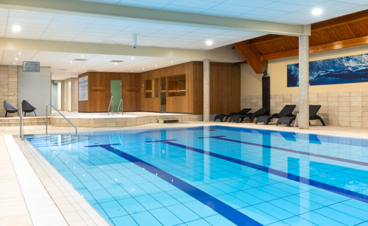Herstel in onze wellness Resultaat bereik je niet alleen door hard te trainen. Goed herstel is minstens zo belangrijk. Daarom beschikken leden van Trifora over uitgebreide wellnessfaciliteiten. Na je training kun je ontspannen in de sauna, het stoombad, de whirlpool of het zwembad. Deze combinatie van inspanning en ontspanning helpt veel sporters om beter te herstellen, stress te verminderen en sporten makkelijker vol te houden op de lange termijn.