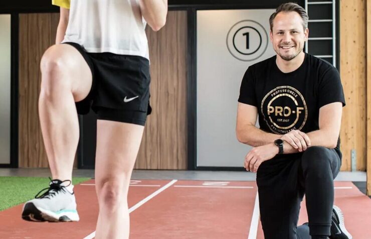 Meer dan fysiotherapie alleen Veel mensen zoeken fysiotherapie omdat zij pijn ervaren of beperkt worden in hun dagelijks leven. Natuurlijk is het belangrijk om de oorzaak van klachten te onderzoeken en gericht te behandelen. Tegelijkertijd weten we dat duurzaam herstel vaak meer vraagt dan alleen een behandeling op de behandeltafel. Daarom kijken onze fysiotherapeuten verder dan de klacht zelf. Hoe beweeg je? Hoe belast je je lichaam tijdens werk, sport en dagelijkse activiteiten? Welke factoren spelen mogelijk een rol bij het ontstaan van de klachten? Door deze brede aanpak ontstaat niet alleen ruimte voor herstel, maar ook voor blijvende verbetering van je belastbaarheid, conditie en kwaliteit van leven. Juist deze combinatie maakt fysiotherapie binnen Trifora anders dan een traditionele praktijk.