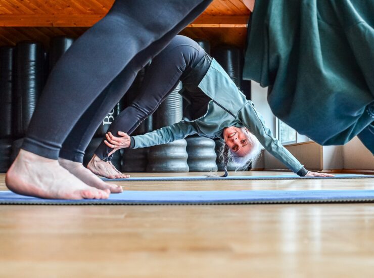 Yoga als aanvulling op fitness en krachttraining Steeds meer sporters ontdekken dat yoga een waardevolle aanvulling is op hun trainingsprogramma. Niet omdat yoga een vervanging is van krachttraining of cardio, maar juist omdat beide elkaar versterken. Tijdens krachttraining verkort de spier vaak tijdelijk. Yoga helpt je vervolgens om mobiliteit, flexibiliteit en bewegingsvrijheid te behouden. Daardoor bewegen gewrichten soepeler en kun je oefeningen technisch beter uitvoeren. Ook hardlopers, zwemmers, padellers en HYROX-sporters maken steeds vaker gebruik van yoga om sneller te herstellen, de rompstabiliteit te verbeteren en de kans op overbelasting te verkleinen. Bij Trifora zien we dat veel leden hun fitnessprogramma combineren met één of twee yogalessen per week. Die combinatie zorgt voor meer balans tussen inspanning en herstel. Je bouwt niet alleen aan spierkracht en conditie, maar werkt tegelijkertijd aan mobiliteit, houding, ademhaling en lichaamscontrole. Juist die combinatie maakt yoga zo waardevol binnen een gezonde leefstijl.