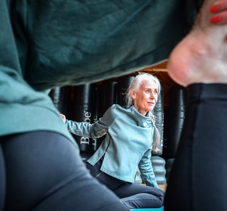 yogalessen Yin Yoga vormt juist het rustige tegenwicht. Tijdens deze les houd je houdingen langer vast waardoor bindweefsel, gewrichten en spieren de tijd krijgen om te ontspannen. Yin Yoga helpt veel deelnemers om stress los te laten, beter te herstellen en soepeler te bewegen. Het is een ideale les wanneer je veel sport of juist een druk dagelijks leven hebt. Flow Yoga bestaat uit vloeiende bewegingen waarbij ademhaling en beweging op natuurlijke wijze samenkomen. De verschillende houdingen lopen rustig in elkaar over waardoor je werkt aan mobiliteit, balans en lichaamsbewustzijn. Flow Yoga is geschikt voor iedereen die actief wil bewegen zonder dat de nadruk ligt op maximale inspanning. BodyBalance is het bekende Les Mills-programma waarin yoga, tai chi en pilates samenkomen. De les combineert ontspanning met kracht, mobiliteit en balans en is geschikt voor een brede doelgroep. Dankzij de afwisselende opbouw is BodyBalance een toegankelijke manier om kennis te maken met yoga. Twijfel je welke les het beste bij je past? Onze instructeurs adviseren je graag. Veel leden proberen verschillende lessen voordat zij ontdekken welke vorm het beste aansluit bij hun persoonlijke doelen.