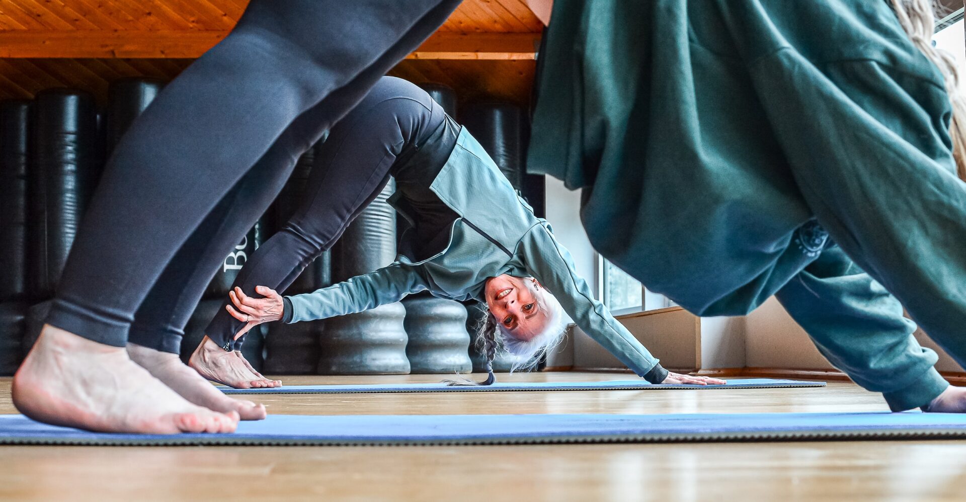 Ben je op zoek naar yoga in Enschede? Dan wil je waarschijnlijk meer dan alleen een uurtje ontspannen. Misschien wil je soepeler bewegen, sterker worden, stress verminderen of juist een goede balans vinden naast je werk, studie of andere sportactiviteiten. Wat jouw doel ook is, bij Trifora vind je altijd een yogales die bij je past. Bij Trifora geloven we dat yoga voor iedereen toegankelijk moet zijn. Daarom bieden wij verschillende vormen van yoga aan, geschikt voor zowel beginners als ervaren deelnemers. Of je nu kiest voor de ontspanning van Yin Yoga, de uitdaging van Power Yoga, de vloeiende bewegingen van Flow Yoga, de complete workout van Pilates of de combinatie van kracht en ontspanning tijdens BodyBalance: iedere les wordt gegeven door ervaren instructeurs die je begeleiden op jouw eigen niveau. Nog nooit yoga gedaan? Geen probleem. Meld je voor de eerste les even bij de instructeur en hij of zij helpt je graag op weg. Yogamatten en materialen zijn aanwezig, zodat je direct kunt meedoen.