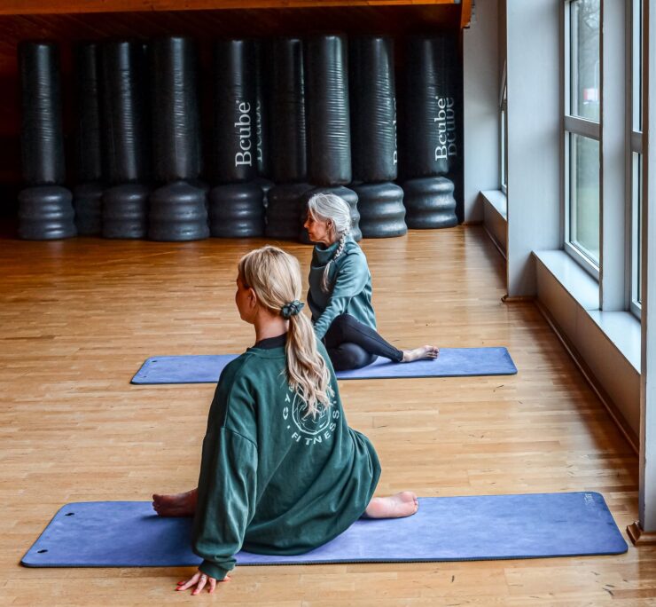 Waarom kiezen voor yoga bij Trifora? Wanneer je zoekt naar yoga in Enschede heb je keuze uit verschillende aanbieders. Waarom kiezen zoveel mensen dan voor Trifora? Het grootste verschil is dat yoga bij Trifora onderdeel is van een complete Sports & Health Club. Je volgt niet één standaard yogales, maar kunt kiezen uit meerdere yogavormen die allemaal een ander doel hebben. Daardoor is er altijd een les die aansluit bij jouw wensen. Onze instructeurs beschikken over de juiste opleidingen en jarenlange ervaring. Tijdens iedere les is er aandacht voor een goede uitvoering van de oefeningen en krijg je begeleiding wanneer je voor het eerst meedoet. Je hoeft dus niet bang te zijn dat je ervaring tekortschiet. Beginners zijn van harte welkom. Daarnaast maken we het laagdrempelig. Je hoeft geen eigen yogamat mee te nemen; alle materialen liggen voor je klaar. Draag comfortabele kleding waarin je gemakkelijk kunt bewegen en je kunt direct deelnemen. Sport je al bij Trifora? Dan kun je de groepslessen eenvoudig toevoegen aan je fitnesslidmaatschap via een voordelige add-on. Zo combineer je yoga moeiteloos met fitness, krachttraining of andere groepslessen en werk je op een complete manier aan je gezondheid. Bij Trifora draait yoga niet om presteren of vergelijken met anderen. Je ontwikkelt jezelf op jouw eigen tempo, in een ontspannen sfeer waarin persoonlijke aandacht centraal staat.