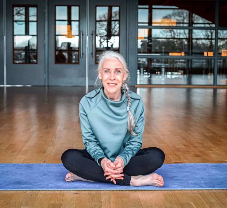 Yoga in Enschede voor lichaam én geest Ben je op zoek naar yoga in Enschede? Dan wil je waarschijnlijk meer dan alleen een uurtje ontspannen. Misschien wil je soepeler bewegen, sterker worden, stress verminderen of juist een goede balans vinden naast je werk, studie of andere sportactiviteiten. Wat jouw doel ook is, bij Trifora vind je altijd een yogales die bij je past. Bij Trifora geloven we dat yoga voor iedereen toegankelijk moet zijn. Daarom bieden wij verschillende vormen van yoga aan, geschikt voor zowel beginners als ervaren deelnemers. Of je nu kiest voor de ontspanning van Yin Yoga, de uitdaging van Power Yoga, de vloeiende bewegingen van Flow Yoga, de complete workout van Pilates of de combinatie van kracht en ontspanning tijdens BodyBalance: iedere les wordt gegeven door ervaren instructeurs die je begeleiden op jouw eigen niveau. Nog nooit yoga gedaan? Geen probleem. Meld je voor de eerste les even bij de instructeur en hij of zij helpt je graag op weg. Yogamatten en materialen zijn aanwezig, zodat je direct kunt meedoen.