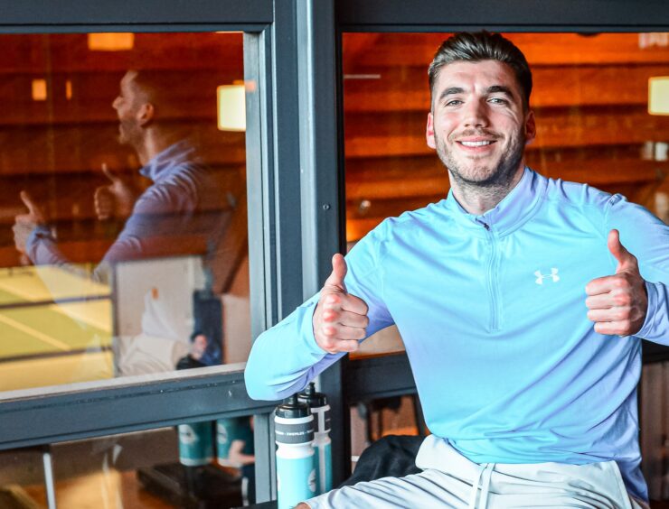 Je hoeft het niet alleen te doen Veel mensen die bij Trifora starten hebben al meerdere pogingen gedaan om af te vallen. Ze hebben verschillende diëten geprobeerd, zijn enthousiast begonnen bij een sportschool of hebben zichzelf voorgenomen om het nu écht anders aan te pakken. Vaak ontbreekt het niet aan motivatie, maar aan een plan dat vol te houden is. Bij Trifora hoef je het niet alleen te doen. Onze coaches helpen je stap voor stap bij het ontwikkelen van gezondere gewoontes, meer beweging en een leefstijl die past bij jouw leven. Geen tijdelijke oplossingen of onrealistische verwachtingen, maar persoonlijke begeleiding gericht op blijvend resultaat. Of je nu 5 kilo wilt afvallen, meer energie wilt krijgen, fitter wilt worden of al jarenlang worstelt met je gewicht: de eerste stap hoef je niet alleen te zetten. Plan een gratis proefles of rondleiding en ontdek wat de Trifora-aanpak voor jou kan betekenen.