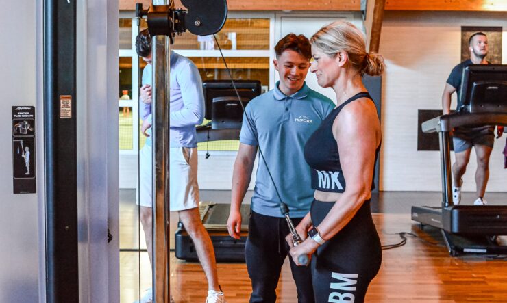 Persoonlijke begeleiding vanaf dag één Waar veel sportscholen je na een rondleiding zelfstandig laten starten, geloven wij dat goede begeleiding het verschil maakt tussen tijdelijk sporten en blijvend resultaat. Daarom begint ieder lidmaatschap met een persoonlijke kennismaking. We bespreken jouw doelen, sportervaring en eventuele lichamelijke klachten. Wanneer we verwachten dat klachten invloed kunnen hebben op je training, plannen we eerst een afspraak in met één van onze fysiotherapeuten. Deze intake is voor nieuwe leden kosteloos. Vervolgens maak je kennis met een fitcoach die samen met jou een passend trainingsschema opstelt. Zo start je niet met gokken of kopiëren wat anderen doen, maar met een plan dat aansluit bij jouw situatie.